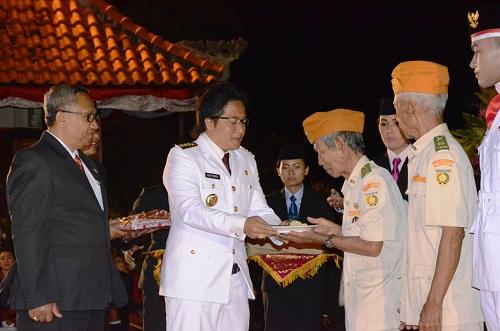 Upacara Penurunan Bendera dan Syukuran HUT RI ke-72 (Bupati : Jaga Empat Pilar Kebangsaan)