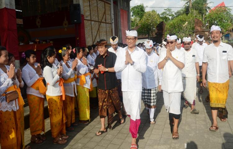 Wabup. Suiasa Hadiri Karya Melaspas Pura Desa lan Puseh Kutaraga