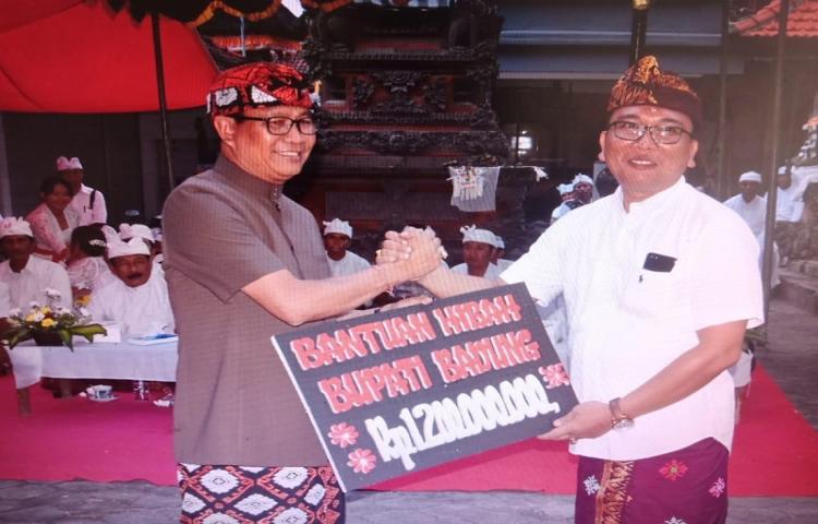 Wabup. Suiasa Hadiri Karya Melaspas dan Pasupati Pelawatan Pura Puseh Desa Cemagi 