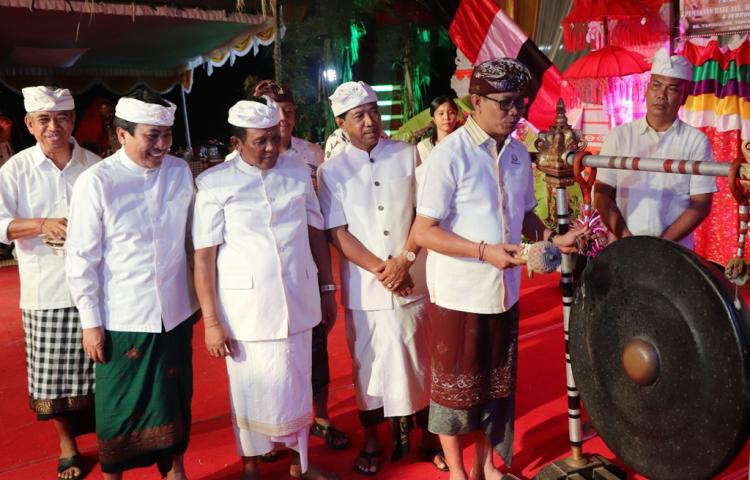 Wabup. Suiasa Kukuhkan Sekaa Gong Sraya Kanthi Budaya, Desa Adat Tandeg