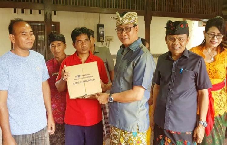 Wabup. Suiasa Serahkan Bantuan Logistik Korban Kebakaran di Abiansemal