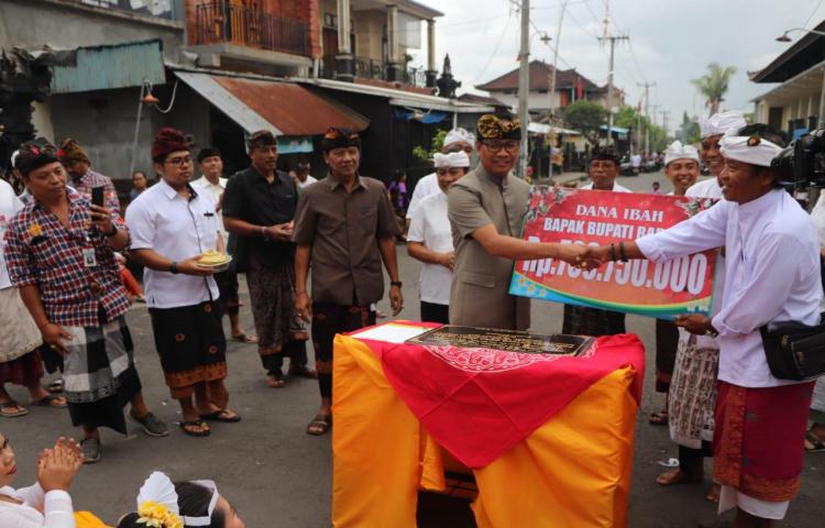 Wabup Suiasa Serahkan Dana Hibah Pura Melanting Desa Adat Tegal Darmasaba