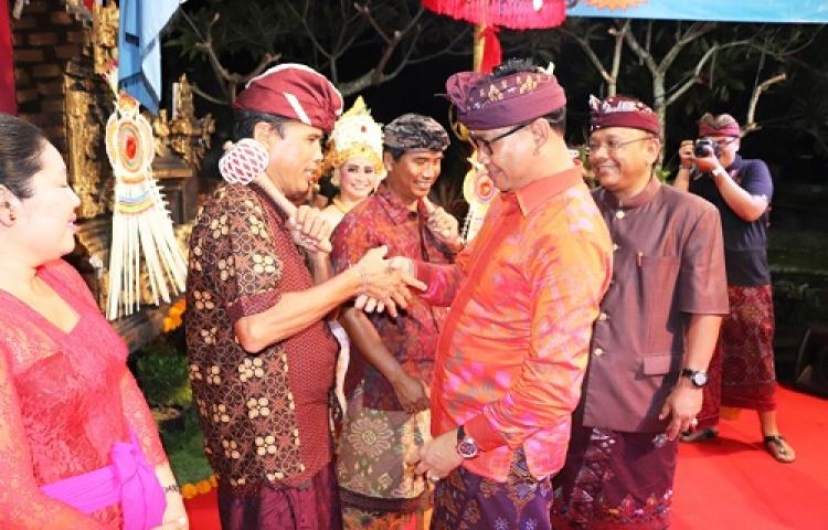 Wabup. Suiasa Serahkan Gambelan Gong Gede dan Baleganjur Hadiri HUT STT Putra Jaya Br. Loda Pura, Mengwitani