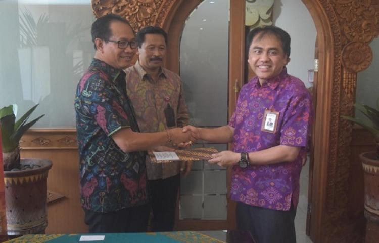 Wabup Suiasa Serahkan Penghargaan WP Terbaik 2017 Badung.