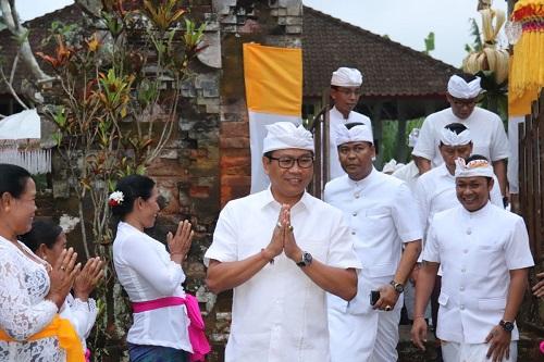 Wabup. Suiasa Hadiri Piodalan Pura Puseh Telugtug, Carangsari