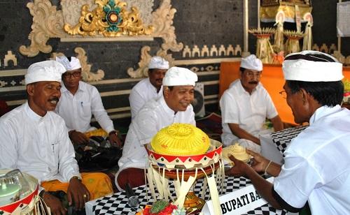 Wabup. Suiasa Menghadiri Karya Melaspas di Banjar Ujung Sari, Sading.