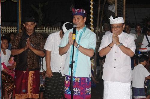 Wabup. Suiasa Serahkan Dana Rp 500 Juta, Dukung Upacara Atma Wedana Desa Adat Sembung Sobangan