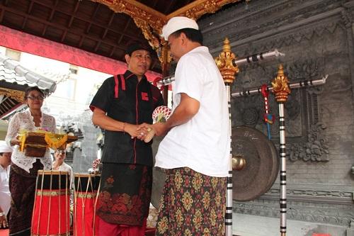 Wabup. Suiasa Serahkan Hibah Gong, Hadiri Karya Melaspas di Pura Penataran Mengwitani