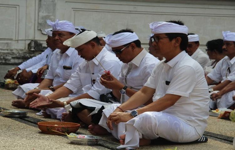 Wabup Suiasa Ajak Kepala Perangkat Daerah Tirtayatra di Pura Dalem Ped Nusa Penida