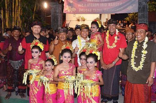 Wabup Suiasa Hadiri HUT ST Wira Karya Br Cepaka, Kapal