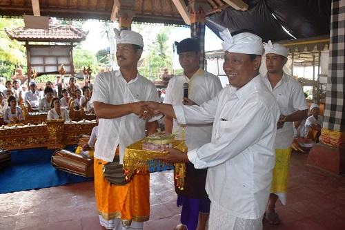 Wabup Suiasa Hadiri Karya Nyatur di Pura Melanting Br. Ulapan 1 Blahkiuh