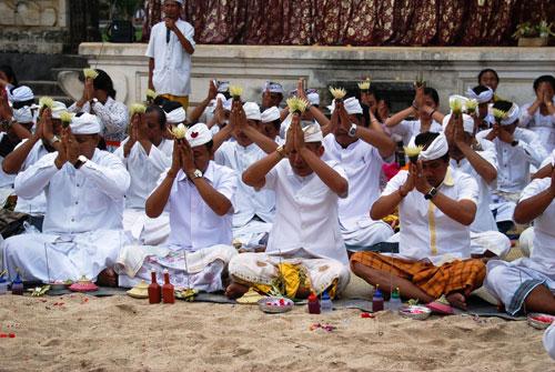Wabup Suiasa Hadiri Piodalan di Pura Luhur Gunung Payung