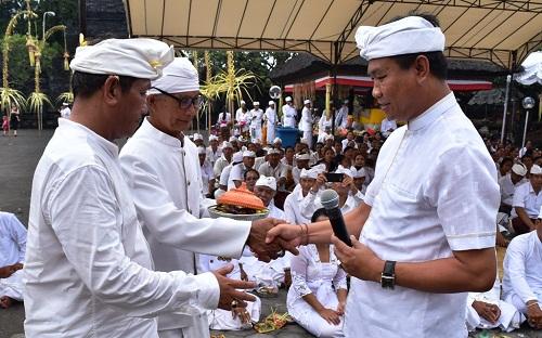 Wabup Suiasa Hadiri Piodalan di Pura Ulun Swi Jimbaran