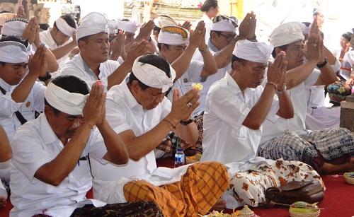 Wabup Suiasa Mendem Pedangingan di Pelinggih Banjar Tegalsaat Delodan
