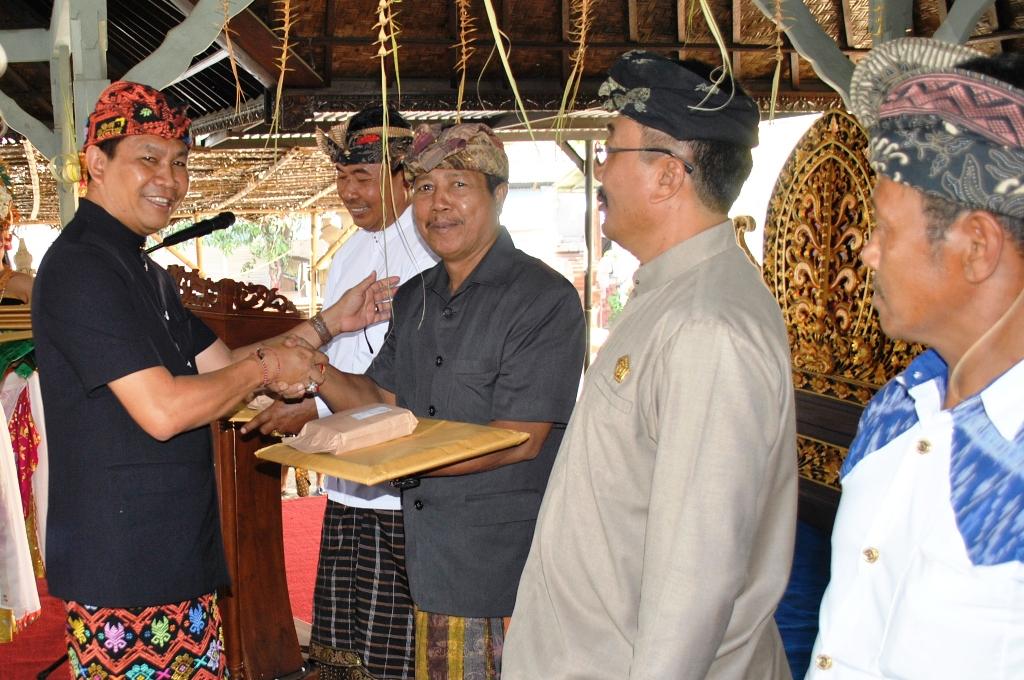 Wabup Suiasa Serahkan Hadiah Lomba Desa dan Sekaa Teruna Kabupaten Badung