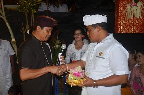 Wabup Suiasa Serahkan Hibah dan Kukuhkan Bendesa Adat Kuwum Nyelati