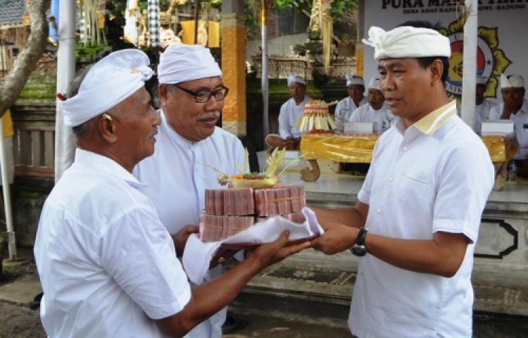 Wabup Suiasa hadiri karya di Pura Manik Tirta Kapal, Serahkan Dana Aci Rp 700 Juta