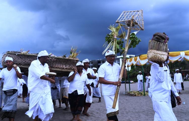 Wakil Bupati Suiasa Hadiri Upacara Nangluk Merana dan Mepekelem di Pura Petitenget