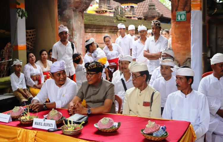 Wakil Bupati Suiasa Nyaksiang Upacara Pedudusan Agung di Sibang Gede 