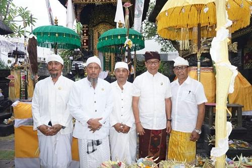 Wakil Bupati Badung Hadiri Piodalan di Pura Segara Legian