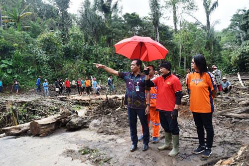 Wakil Bupati Badung I Ketut Suiasa melakukan peninjauan lokasi bencana di kawasan Badung Utara 