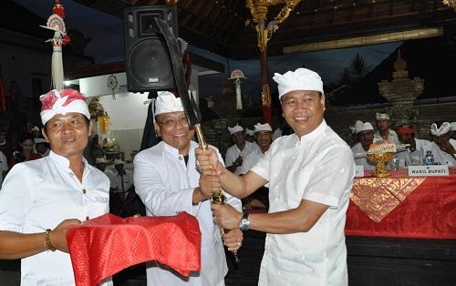 Wakil Bupati Suiasa Hadiri Karya Melaspas di Pura Penataran Pande Sading, Serahkan Dana Aci Rp 250 Juta