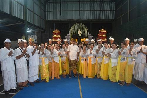 Wakil Bupati Suiasa Hadiri Piodalan Giri Natha Puri Kampial
