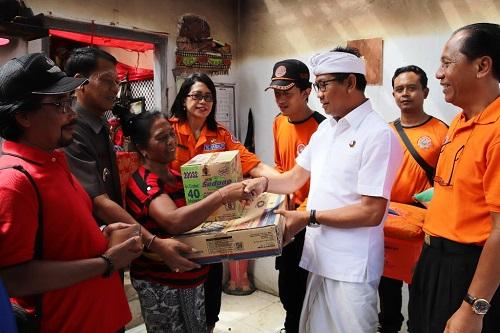 Wakil Bupati Suiasa Kunjungi Korban Kebakaran di Bongkasa