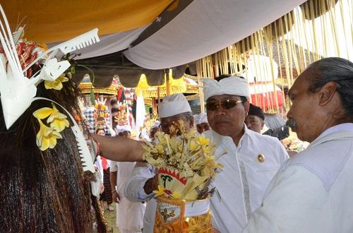 Wakil Bupati Suiasa Mundut Tapakan Ida Bhatara, Karya Melaspas Tapakan di Pura Desa Angantiga