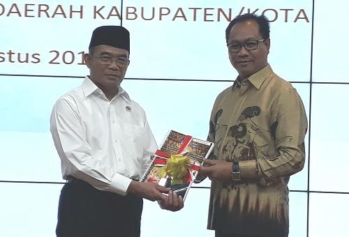 Wakil Bupati Suiasa Serahkan Dokumen PPKD Ke Kemendikbud Muhadjir Effendy