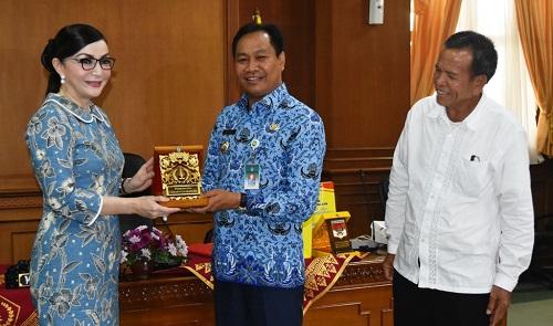 Wakil Bupati Suiasa Terima Kunjungan Bupati Minahasa Selatan