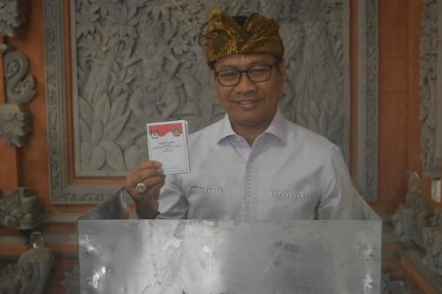 Wakil Bupati Suiasa nyoblos di TPS-7 Pecatu, Apresiasi Antusiasme Masyarakat Salurkan Suaranya