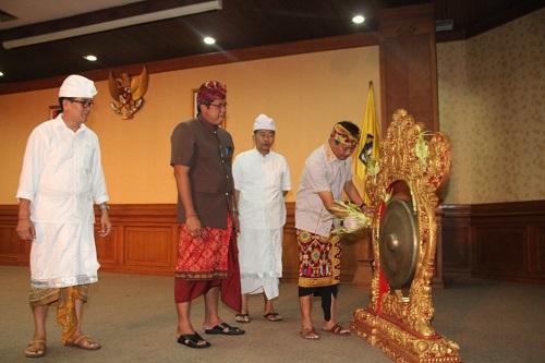 Wakil Bupati Suiasa Buka Seminar Hari Kesehatan Nasional ke-53