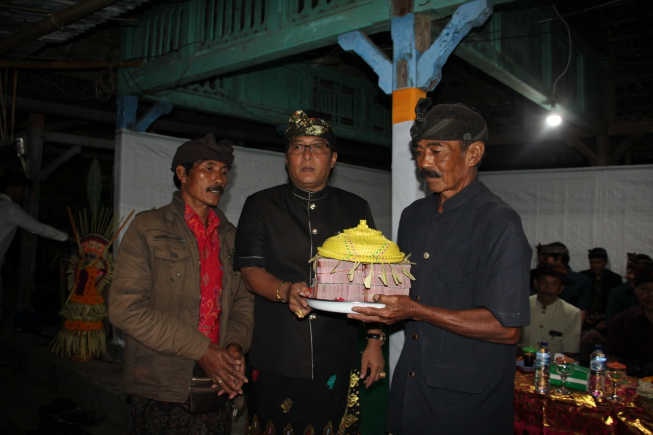 Bupati Giri Prasta Hadiri Karya Ngaben Massal di Kiadan Plaga