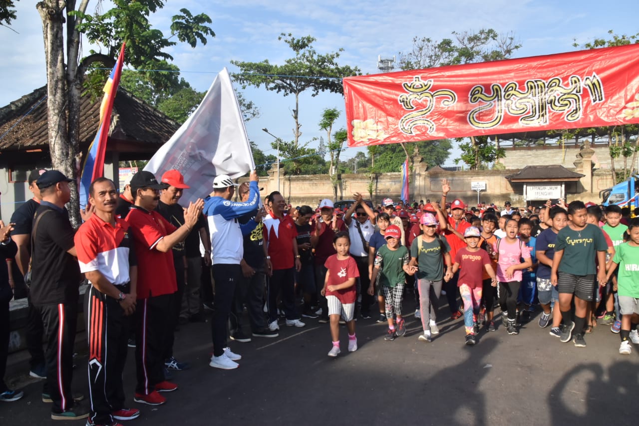 Sosialisasikan Bahaya Penyakit HIV/AIDS  Wabup Suiasa Lepas Jalan Santai Karang Taruna Wiratama Mandala Desa Mengwi