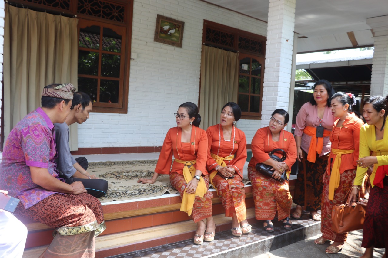 Peringati HUT ke-20, DWP Badung Kunjungi Keluarga ASN Yang Sakit