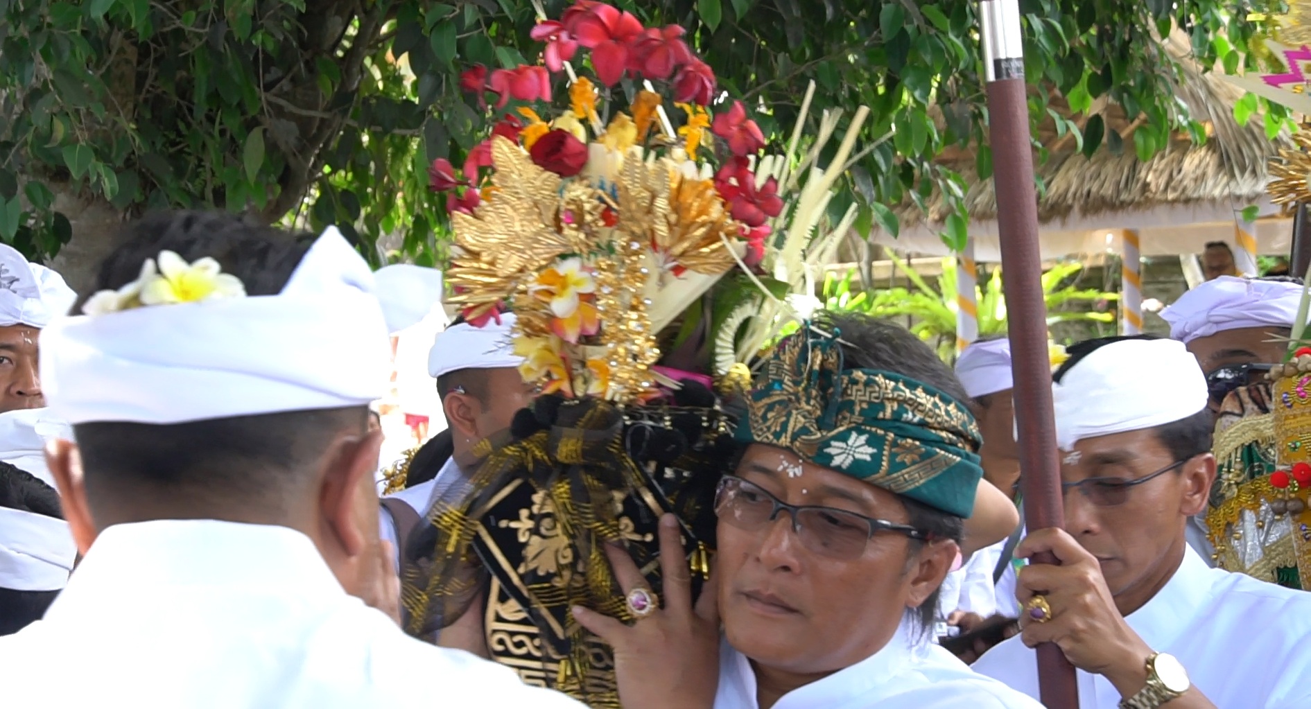 Bupati Giri Prasta dan Wagub Cok Ace Hadiri Tawur Balik Sumpah di Pura Pucak Mangu