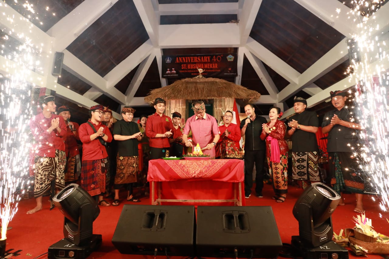 Wabup Suiasa Hadiri HUT ST Niti Dharma Sutra dan HUT ST Kusuma Mekar Ingatkan Sekaa Teruna Pergunakan Ilmu Secara Bijaksana
