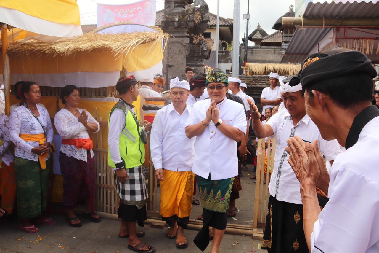 Bupati Giri Prasta serahkan Bantuan Hibah untuk Pitra Yadnya Di Banjar Adat Lawak