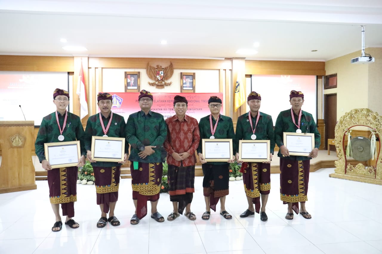 Pelatihan Kepemimpinan Nasional Tingkat II Tahun 2019  Kepala DPMPTSP Badung Raih Penghargaan Prestasi Istimewa 