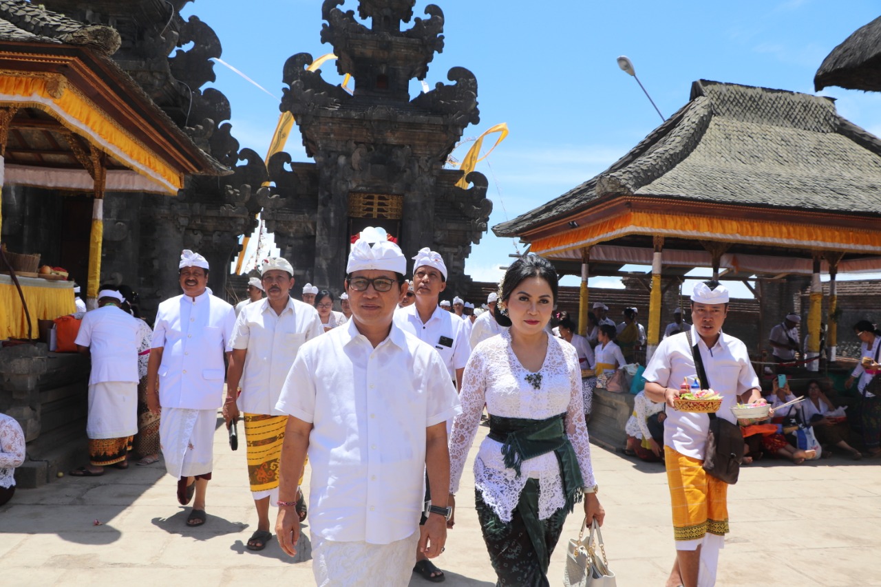 Badung Ngaturang Bakti Penganyaran di Pura Pasar Agung Besakih
