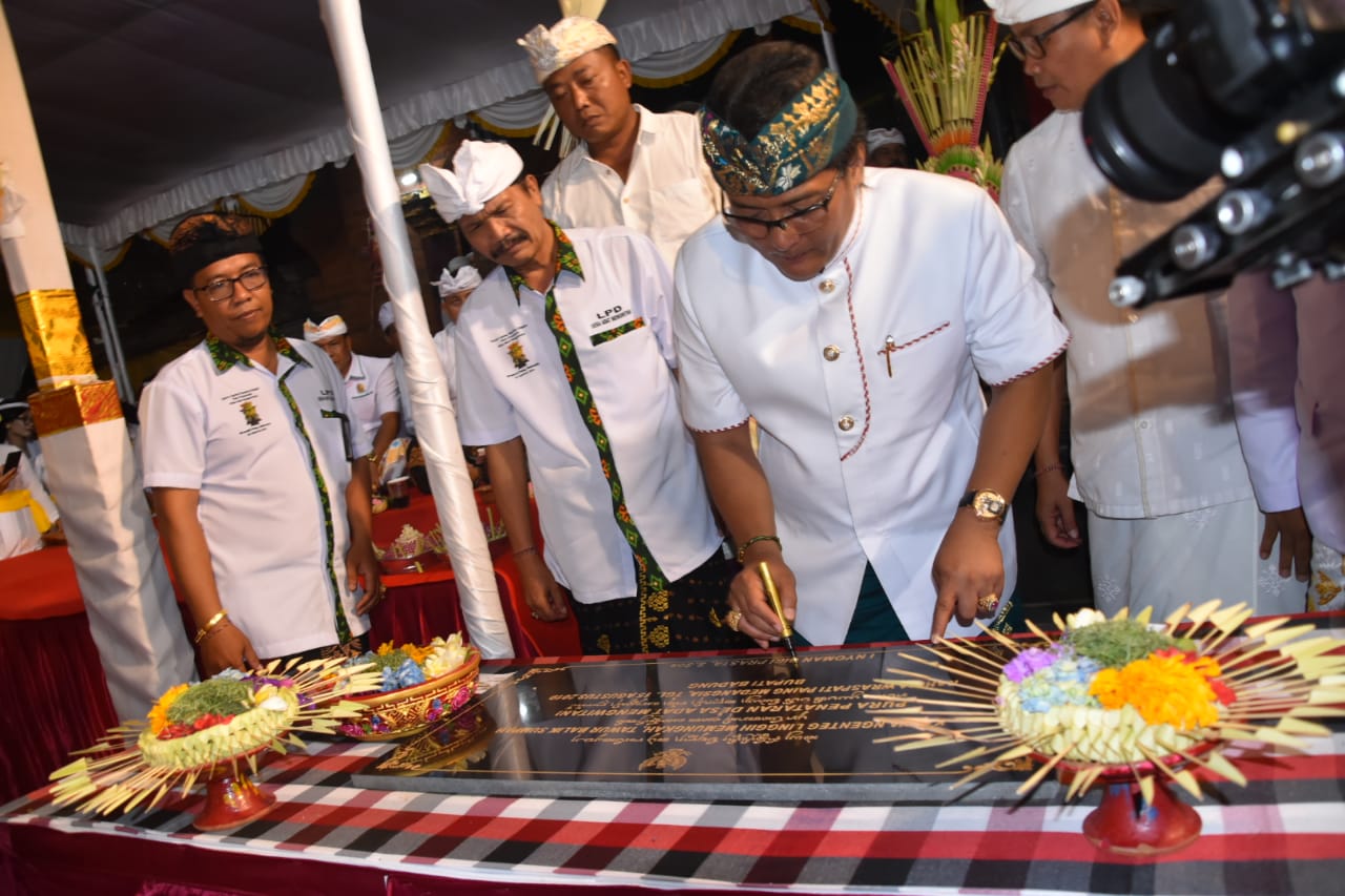 Kompak Hadiri Karya di Pura Penataran Desa Adat Mengwitani  Bupati Bantu Dana Upacara 1,5 M