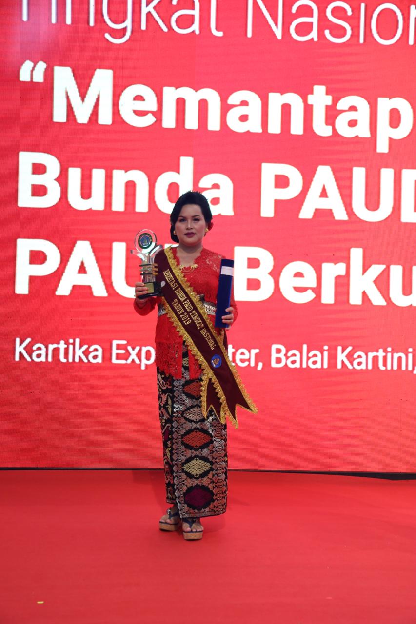 Berkontribusi dan Sukses Laksanakan Tugas Bunda Paud  Ny Seniasih Giri Prasta Raih Penghargaan Bunda Paud Berprestasi Tingkat Nasional Tahun 2019