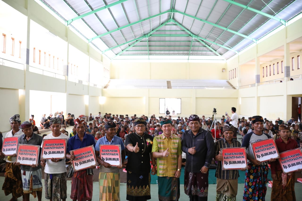 Bupati Giri Prasta Serahkan 250 Bantuan Bedah Rumah di Klungkung