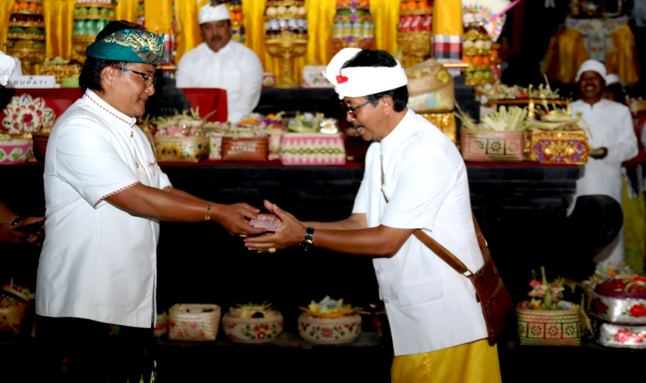 Bupati Giri Prasta Hadiri Melaspas dan Piodalan Pura Luhur Pucak Bukit Kembar Baturiti Komit Ringankan Beban Masyarakat