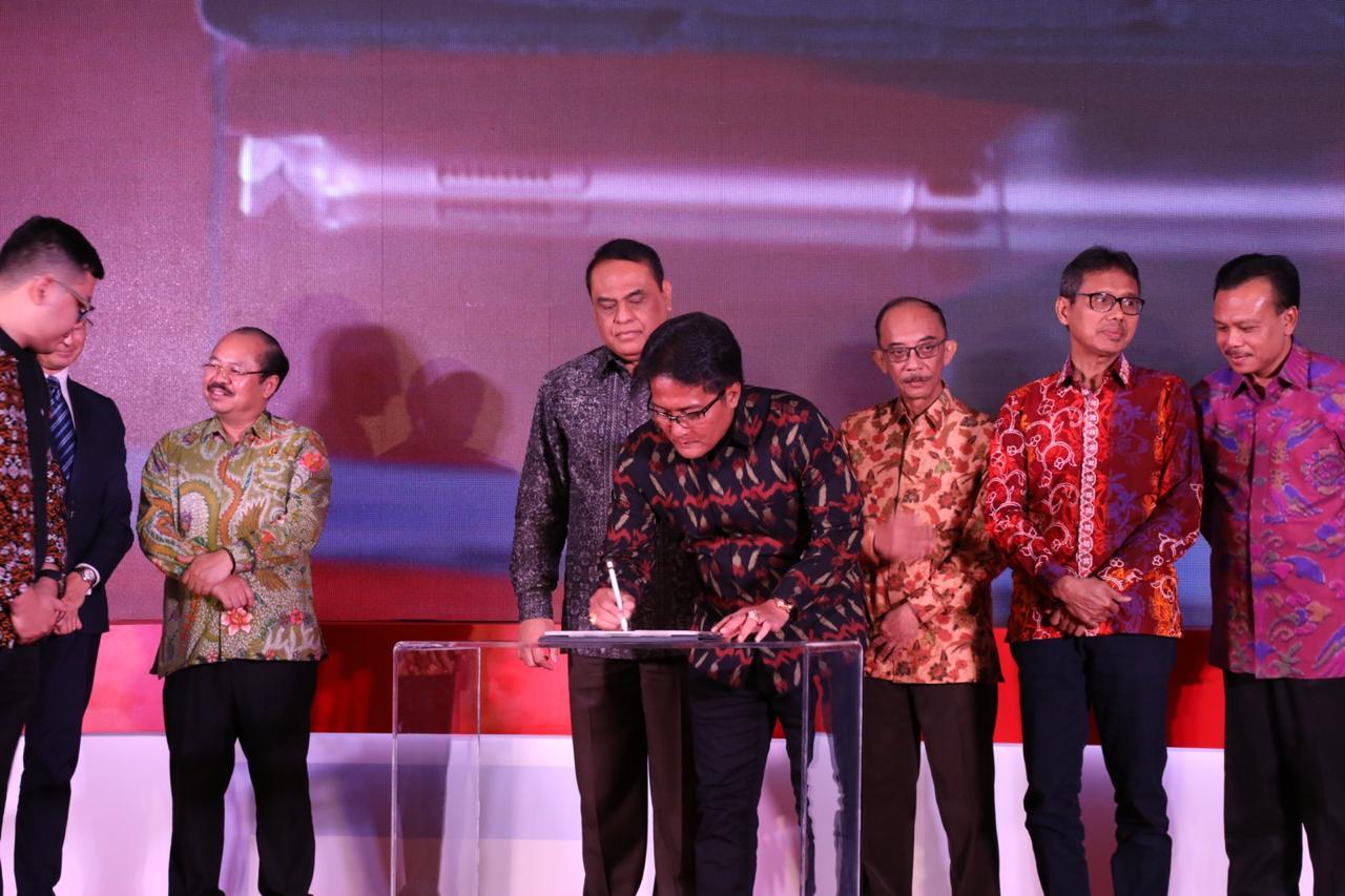 Bupati Giri Prasta Tandatangani Komitmen Sebagai Daerah Percontohan SP4N-LAPOR! 