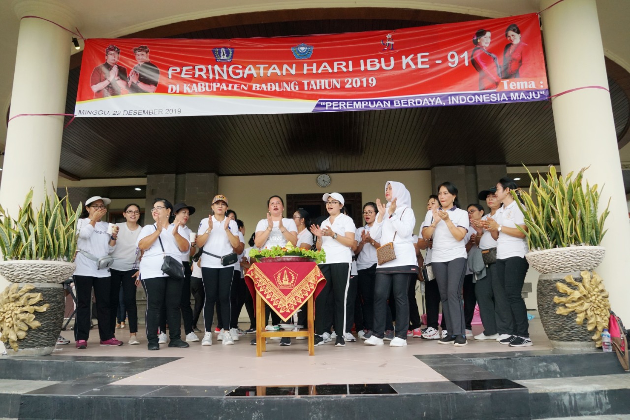 Ny Seniasih Giri Prasta Pimpim Senam Massal Semarakkan Hari Ibu
