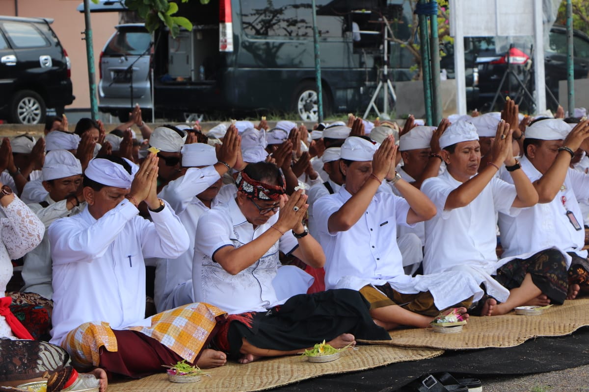 Mohon Kerahayuan Jagat Badung Gelar Upacara Pemahayu Jagat dan Mapekelem di Pantai Seseh