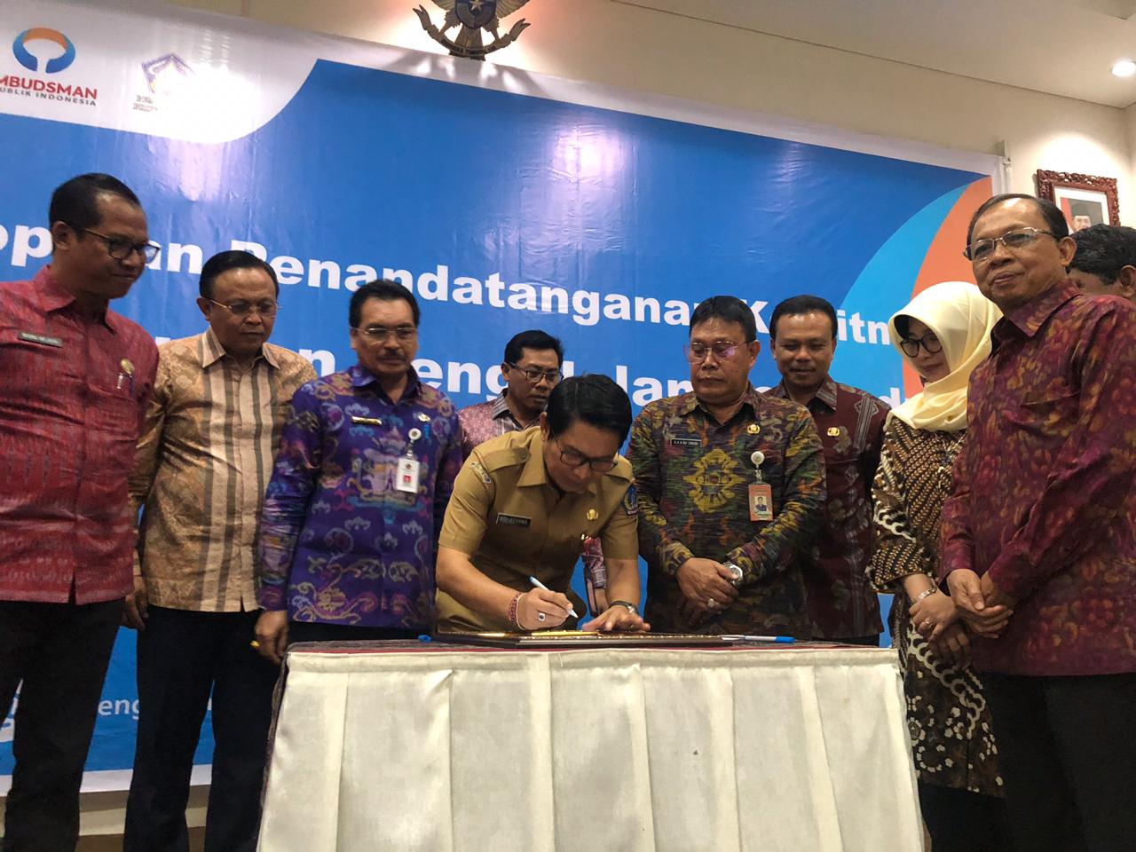 Sekda Adi Arnawa Teken Komitmen Penguatan Pengelolaan Pengaduan Pelayanan Publik