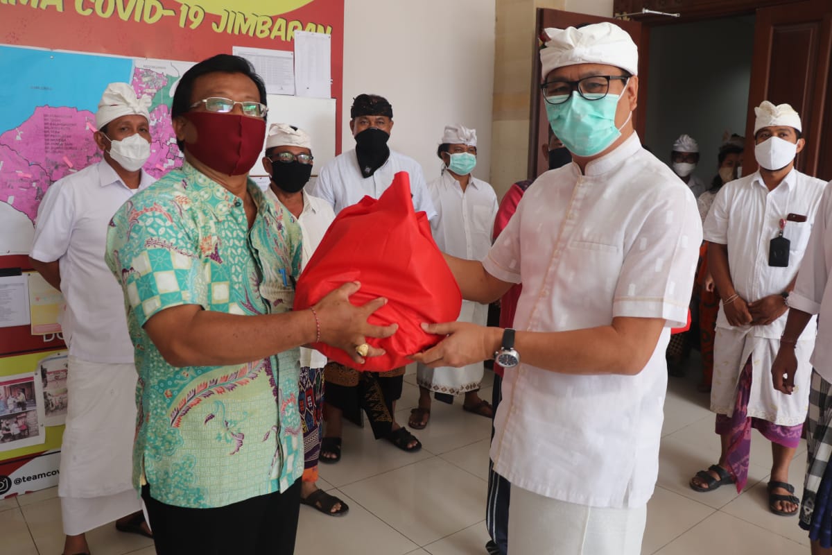 Motivasi Warga Terdampak Covid-19, Wabup Suiasa Serahkan Paket Sembako di Jimbaran dan Sibang Kaja